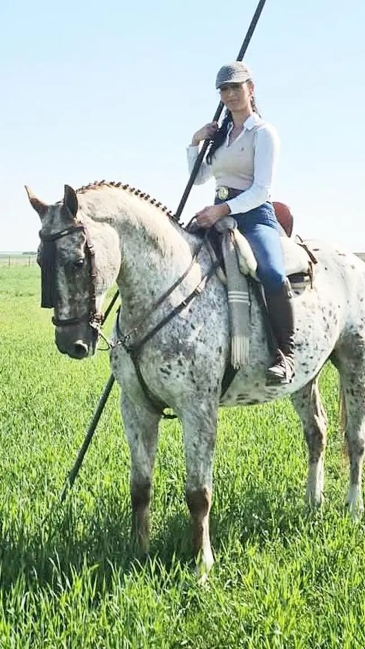 Imagen de Carmen con un caballo Fotografía cedida a EL ESPAÑOL de Castilla y León